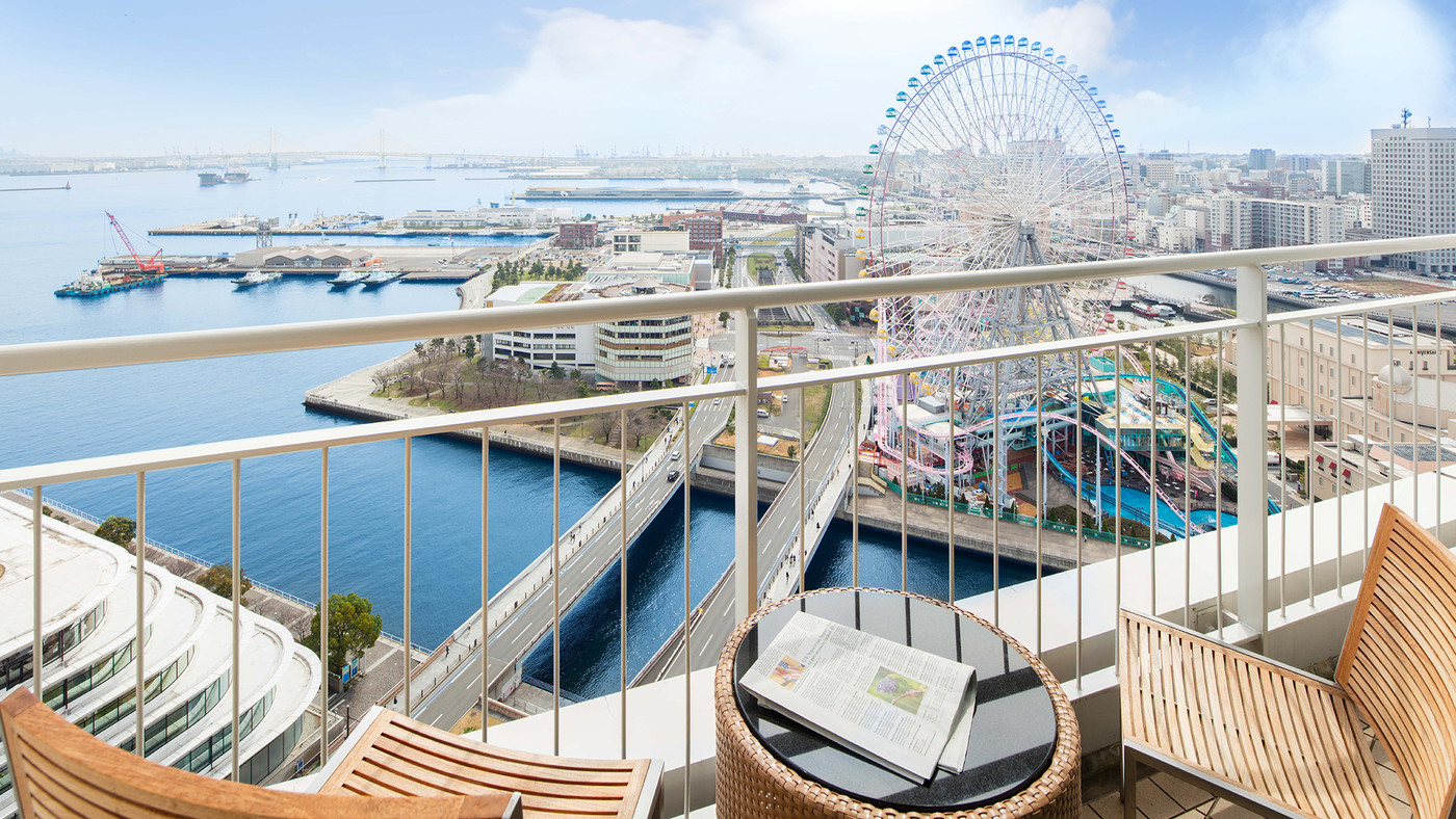 ふわふわオムレツとメゾンカイザーのパンが味わえる4024897