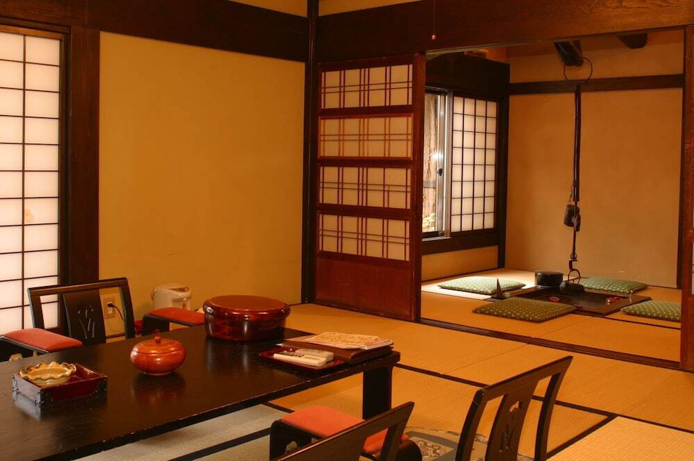 囲炉裏付客室　 「桐の家」