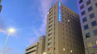 施設の正面 (日没後) / 1