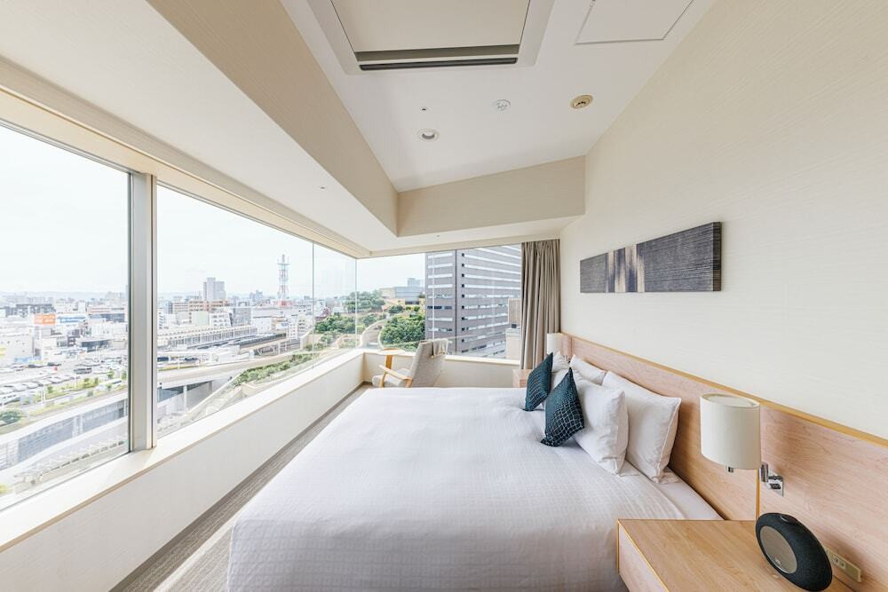 非日常の展望を眺めてぐっすり眠る3994631