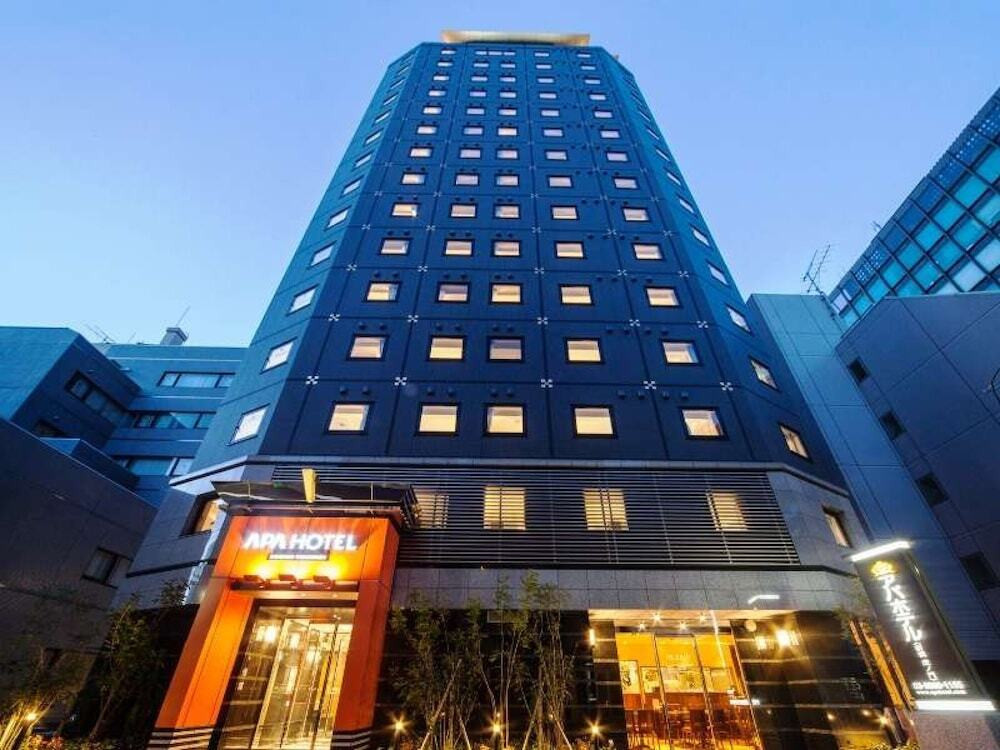 施設の正面 (日没後)