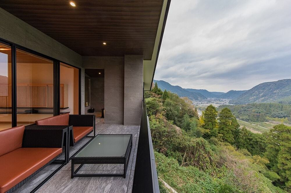 夏の花畑とくじゅう連山