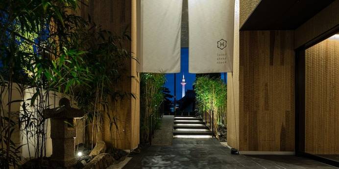 ホテル カンラ 京都（京都府 シティホテル）：のれんが印象的なエントランス。入口からは京都タワーや東本願寺の築地塀が見え、京都らしい風情を感じられる。 / 1