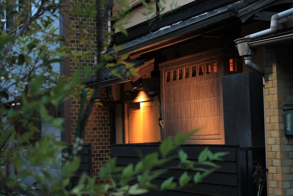 施設の正面 (日没後)