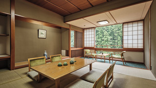 [禁煙] 和室10畳 (川側）