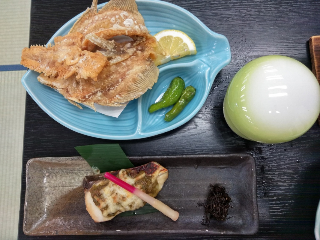 夕食のカレイの骨せんべい、茶碗蒸し、目鯛蕗味噌焼きです。