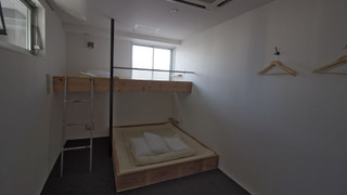 プライベート部屋　２段ベッド　下段キングベッド　上段シングル（２〜３名様用）