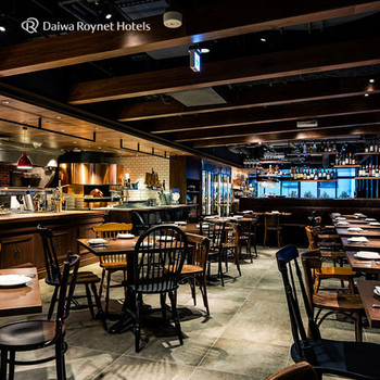 作業に最適なワイドデスク完備！館内にはイタリアンレストランも♪4245893