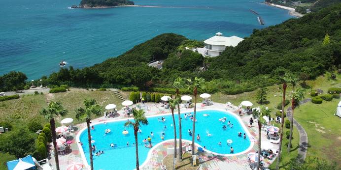 ホテル＆リゾーツ 南淡路（兵庫県 リゾートホテル）：夏季限定の屋外プールは宿泊者は格安で利用可能。水深1mの部分と30cmの部分があり、大人も子どもも楽しめる。 / 1