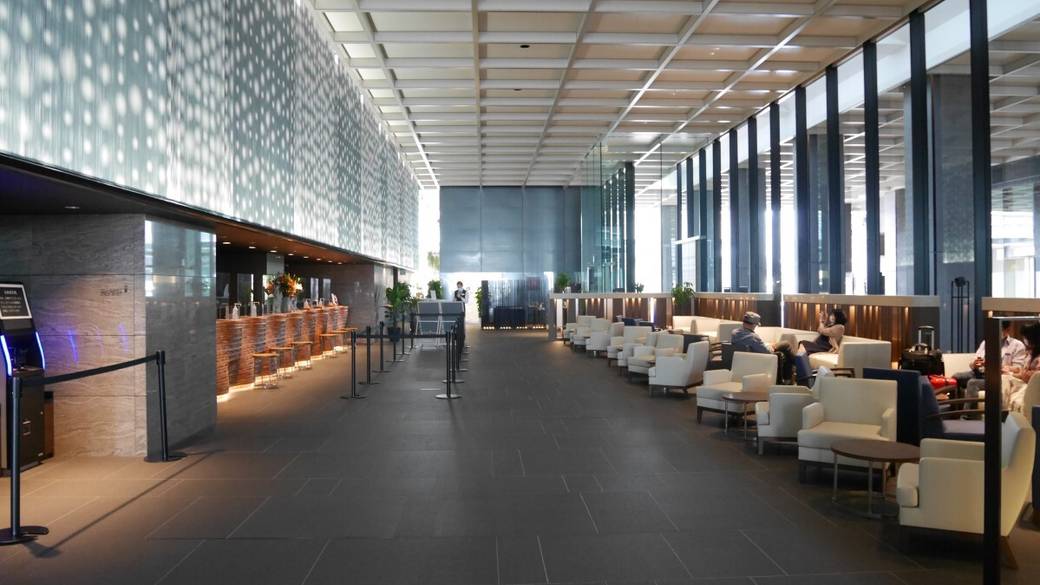 天井の高い開放的なロビー / 1