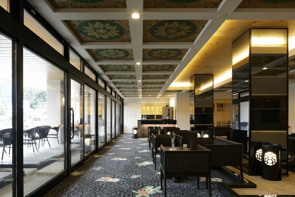 ラウンジ 湖の波