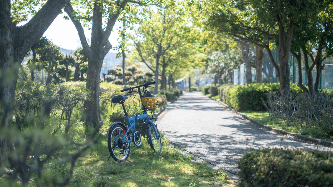 公園の道　自転車とヘルメット