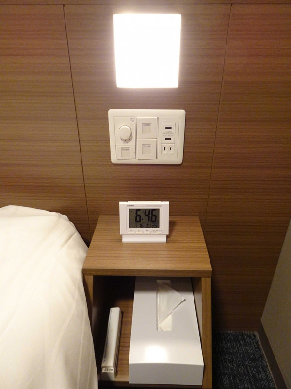 ベッド脇には、スイッチ類やUSB、コンセントも