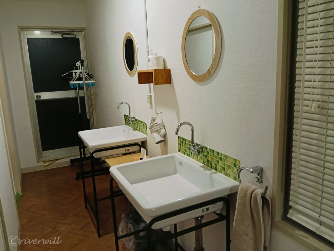 部屋の外にある簡素な洗面所