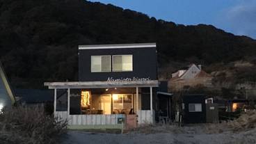 施設の正面 (日没後) / 1