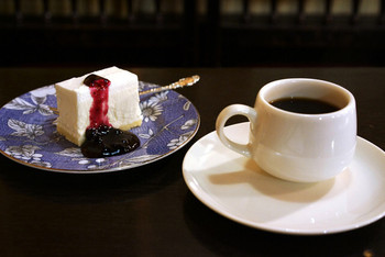 「フランソア喫茶室」 料理 46050914 珈琲とレアチーズケーキのセット。