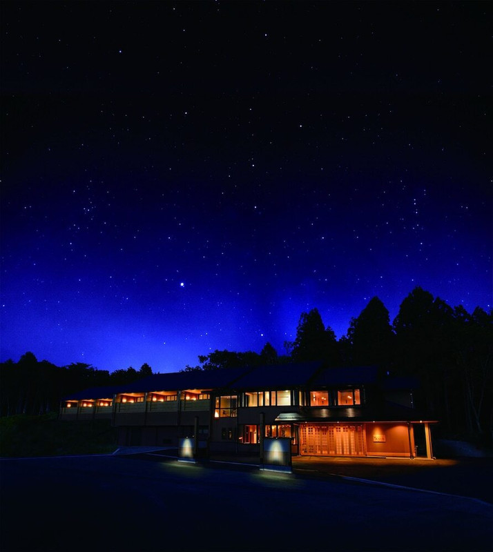 施設の正面 (日没後)