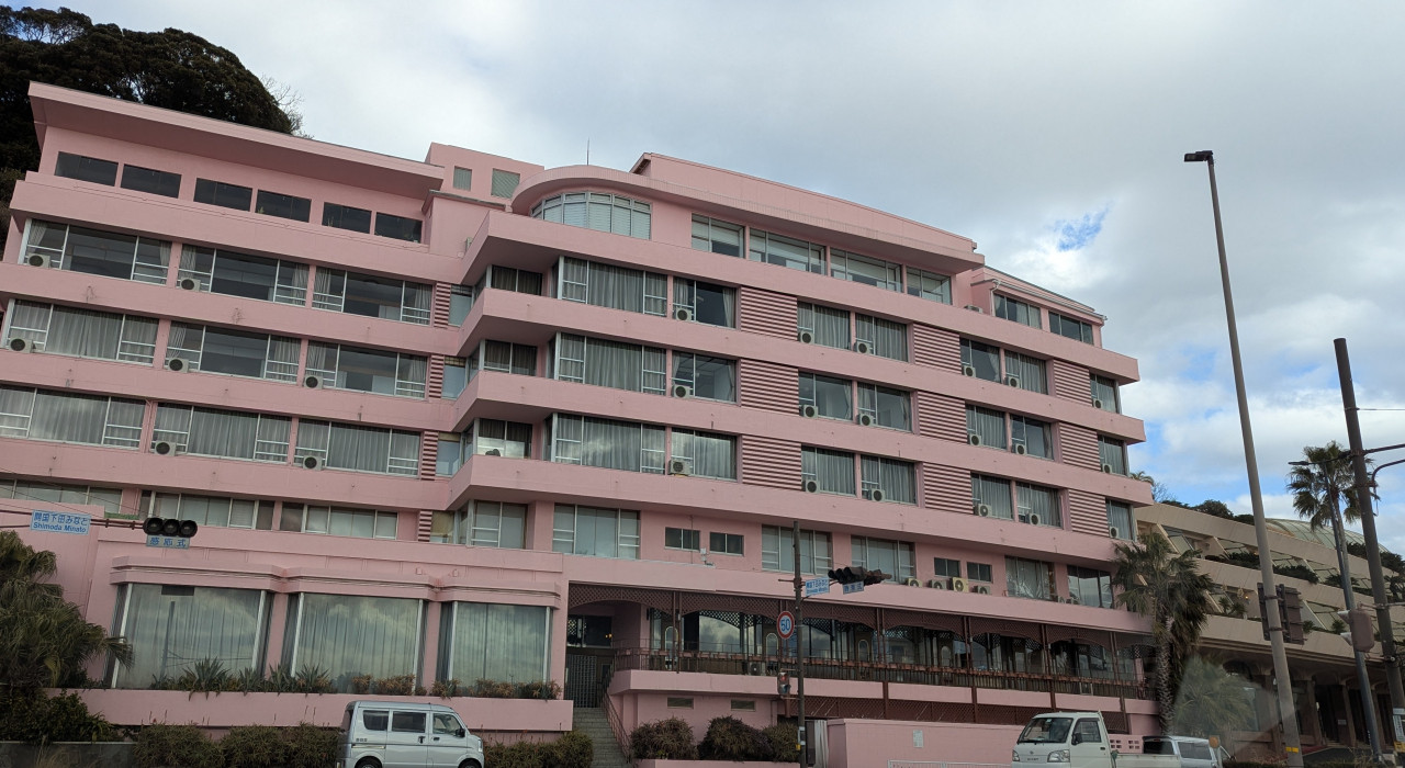 黒船ホテルなのにピンクの外観？