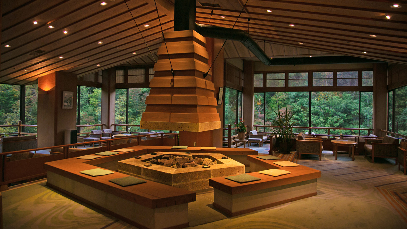 浮き舞台で三味線の生演奏を行う風情溢れる旅館3347009