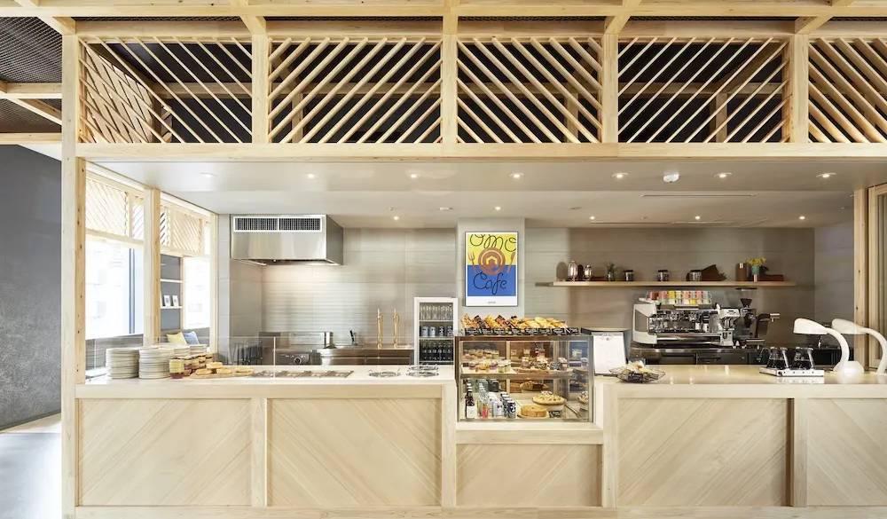 朝食はもちろん、ちょっと一息つきたい時やワーケーションにも利用しやすいカフェ。夜、観光から帰ってきた時にバーとして一杯飲むことも出来ます。