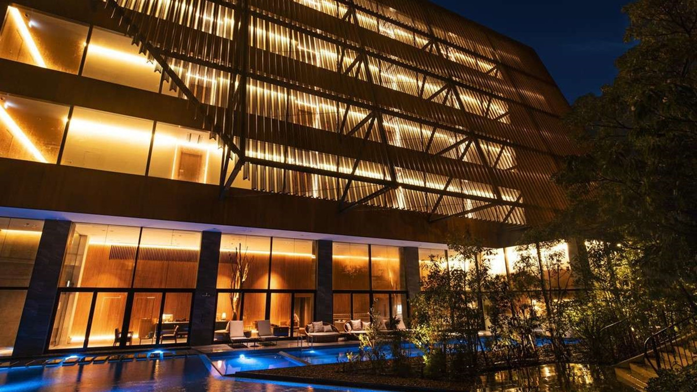 夜のホテル外観