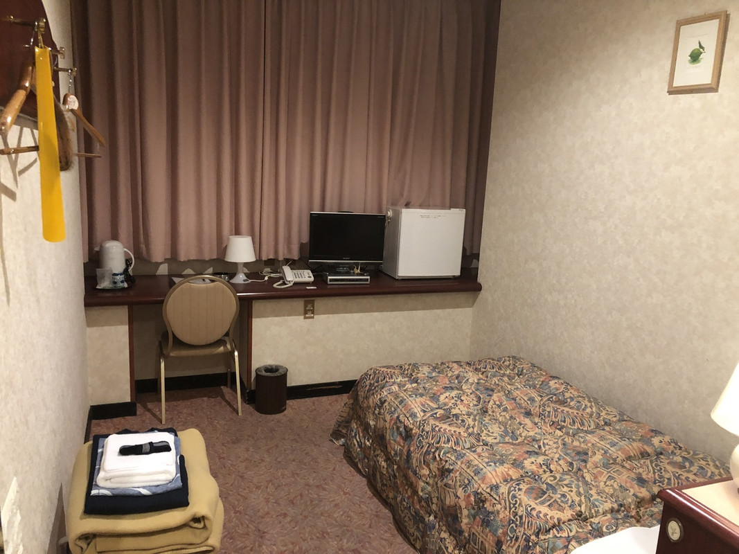 客室。ビジネスホテルとしては割合スペースに余裕あり