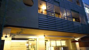 施設の正面 (日没後) / 2