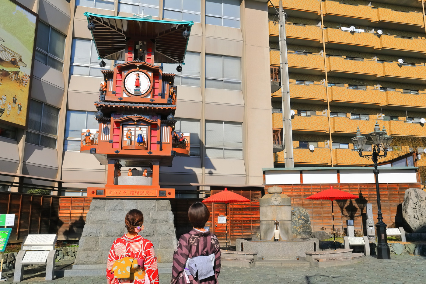 【愛媛県】坊っちゃんカラクリ時計を見るマドンナ（道後温泉）