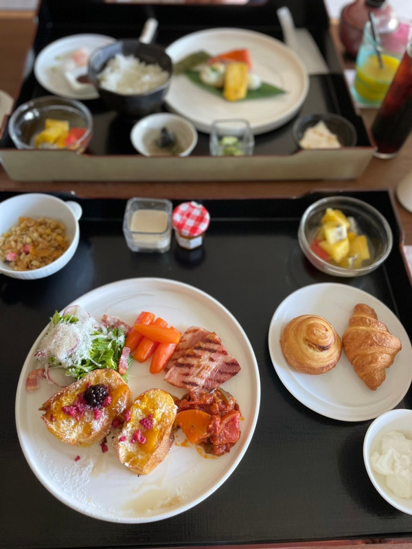 洋食は、フレンチトースト、サラダ、ベーコン、クロワッサン、デニッシュパン、ジャム、フルーツ、グラノーラ、ヨーグルトをプレートにのせたラインナップ / 1