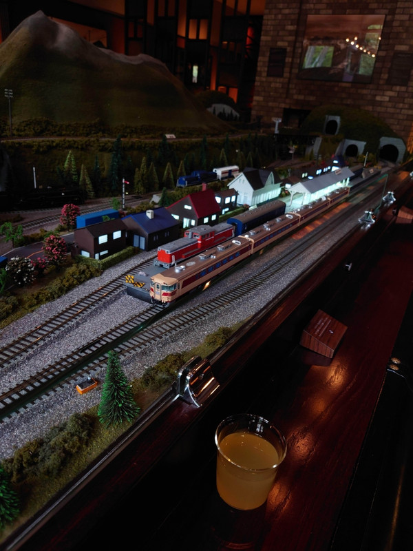 ラウンジでは、鉄道模型のジオラマと一緒にドリンクを楽しめます