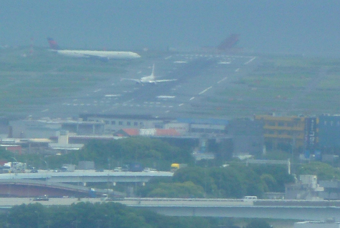 羽田空港が遠くに見えます（これはカメラのズーム撮影）。