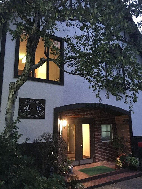 施設の正面 (日没後)