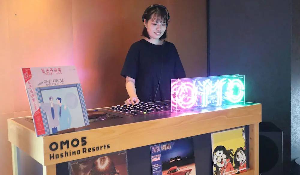 「音楽の街」としての一面を持つ大塚ならではのカルチャーから生まれたイベントです。OMOカフェのお酒を片手に、ホテルの方のDJを満喫して。