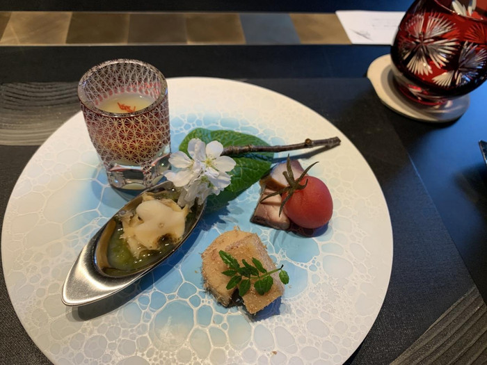 水庭に浮かぶ「華暦」では美しい日本料理を堪能