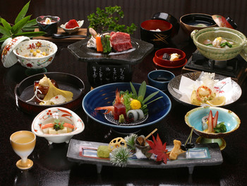 銘石がそびえ約8000匹の鯉が泳ぐ日本庭園で、侘び寂びの風情にひたる4756044