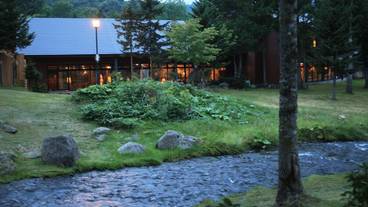 宿外観／森側 / 1