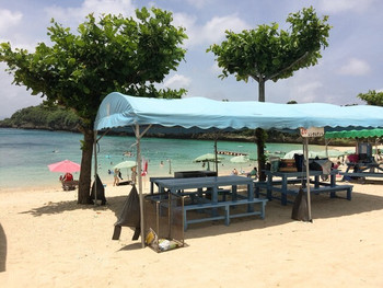 「伊計島ビーチ食堂」内観 850728 伊計ビーチ食堂(ビーチBBQテント)
