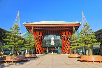 [Ishikawa] Kanazawa Station East Exit (Tsuzumimon) under clear skies