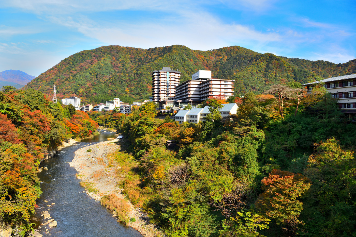 秋の紅葉に染まる鬼怒川温泉