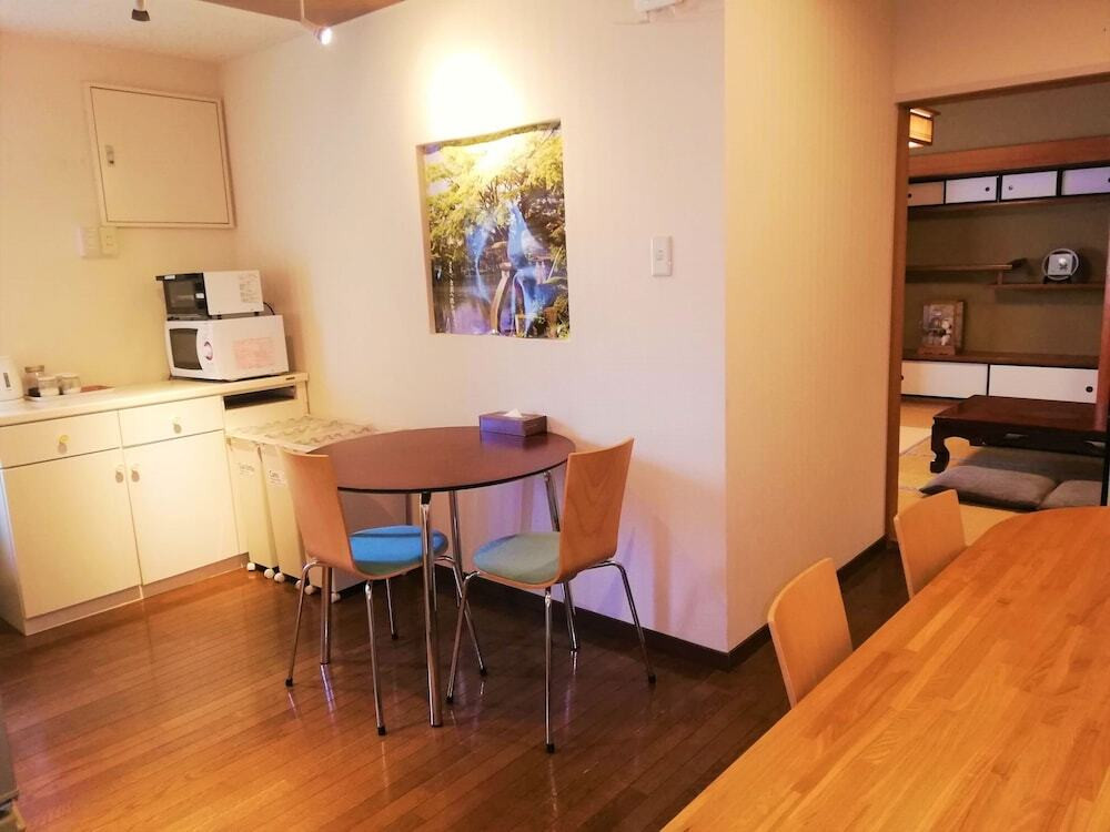 客室内のダイニングエリア