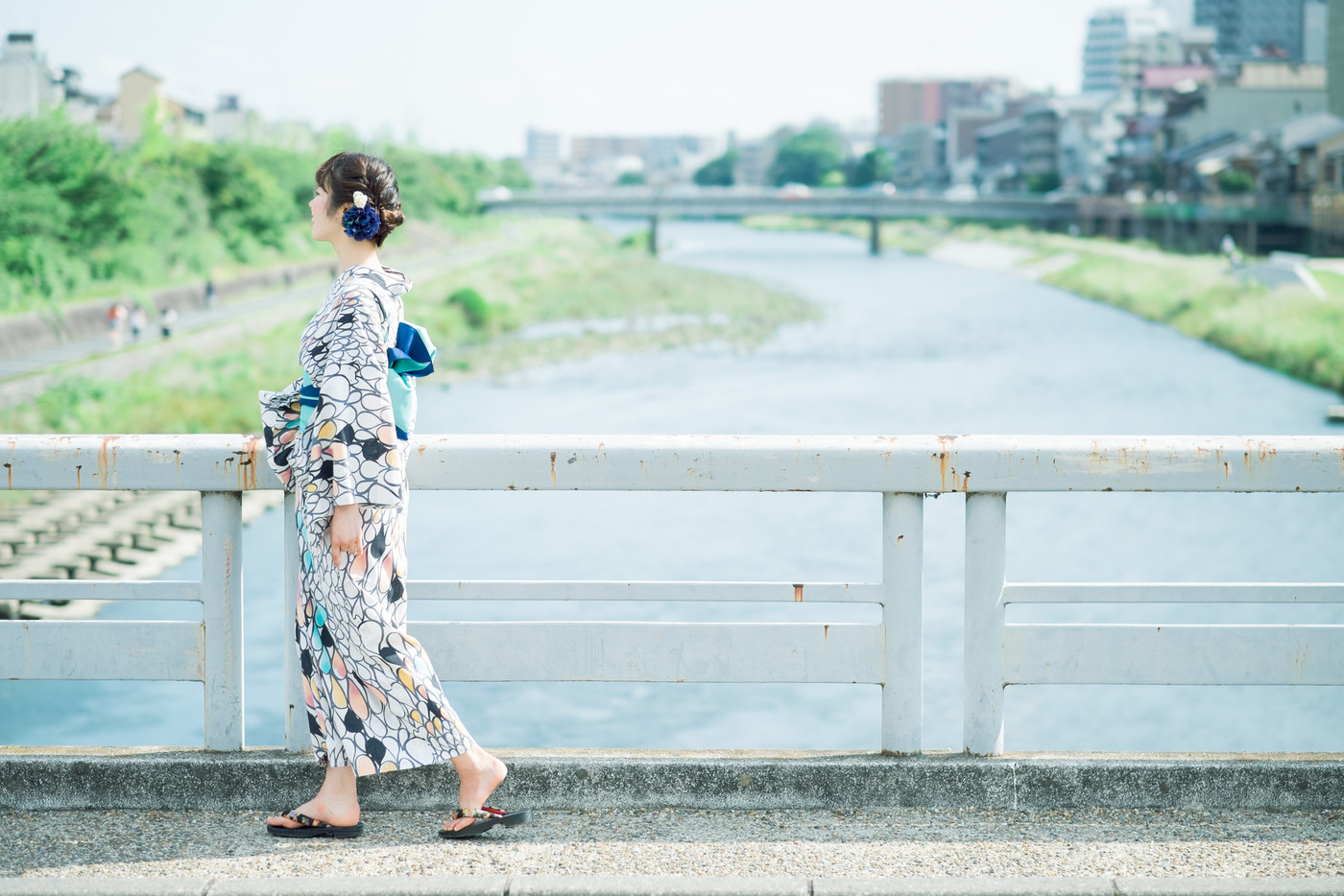 浴衣の若い女性