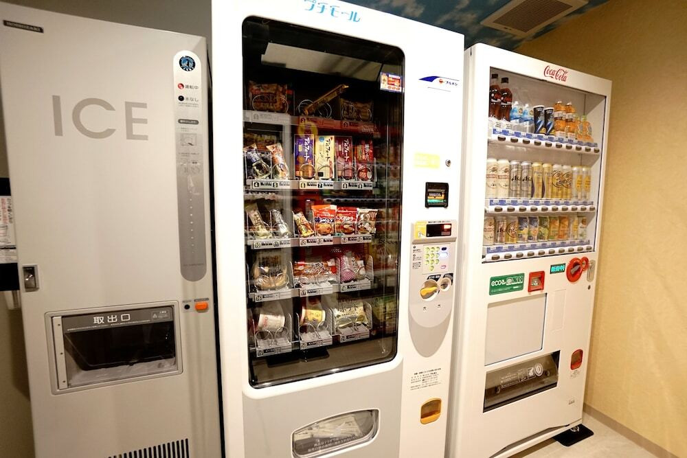 夜食がすぐに調達できる♪お菓子やジュースの自販機3517716