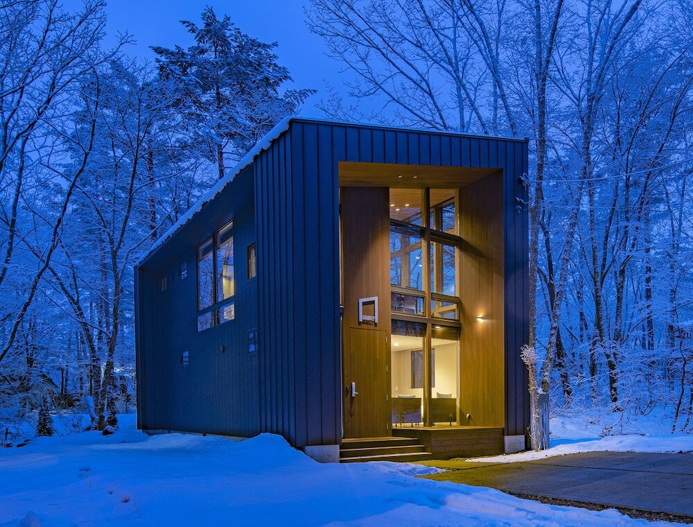 施設の正面 (日没後)