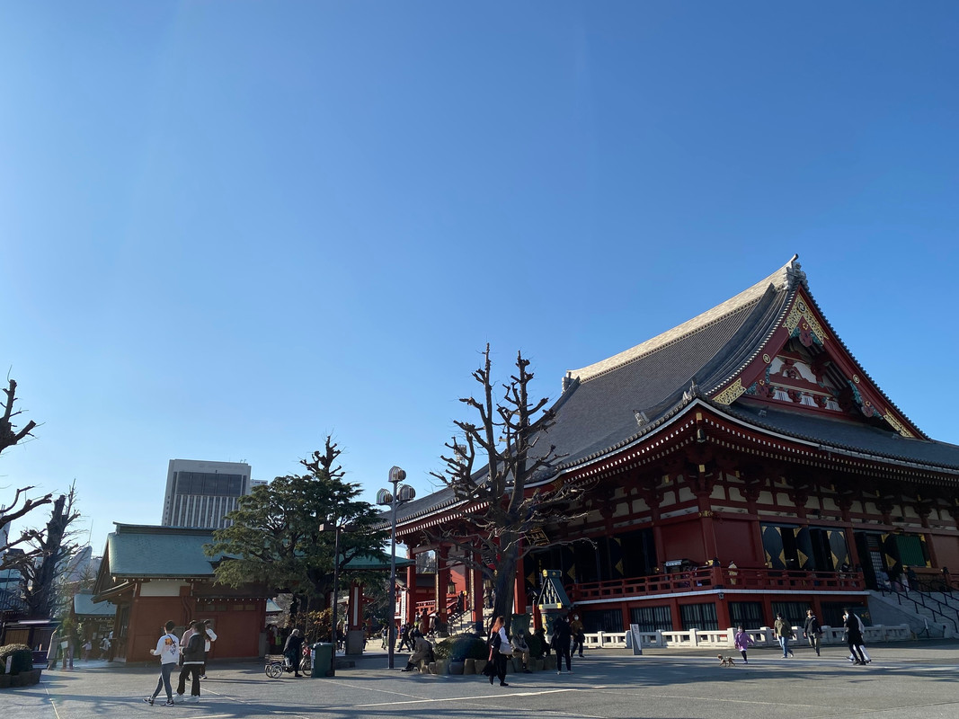 浅草寺で、お参りしておみくじを引きました。私は中吉、彼は大吉を引いていて喜んでいました＾＾