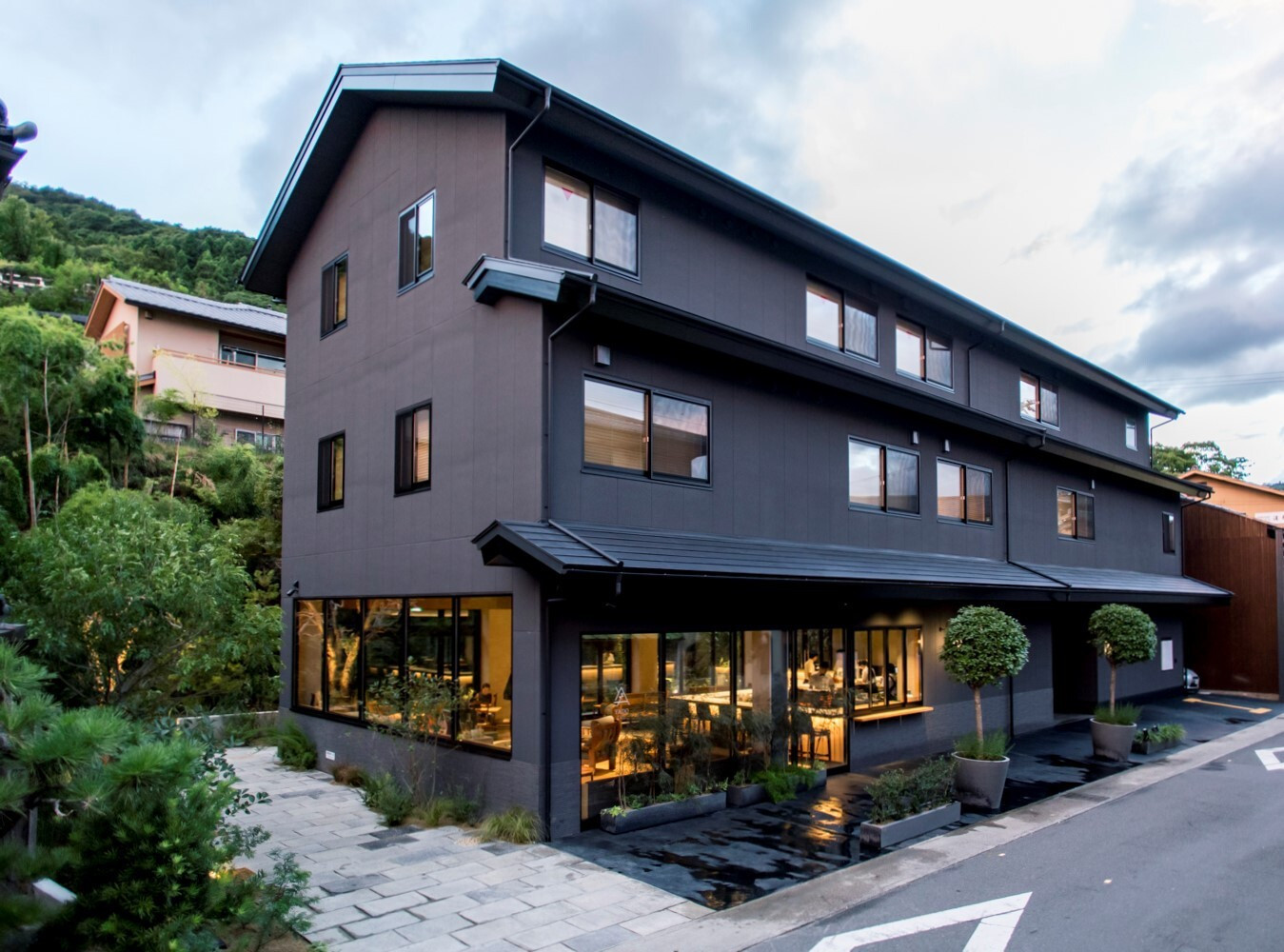 羽釜の炊き立てご飯でほっこり♡朝食にこだわったスタイリッシュ宿3657068