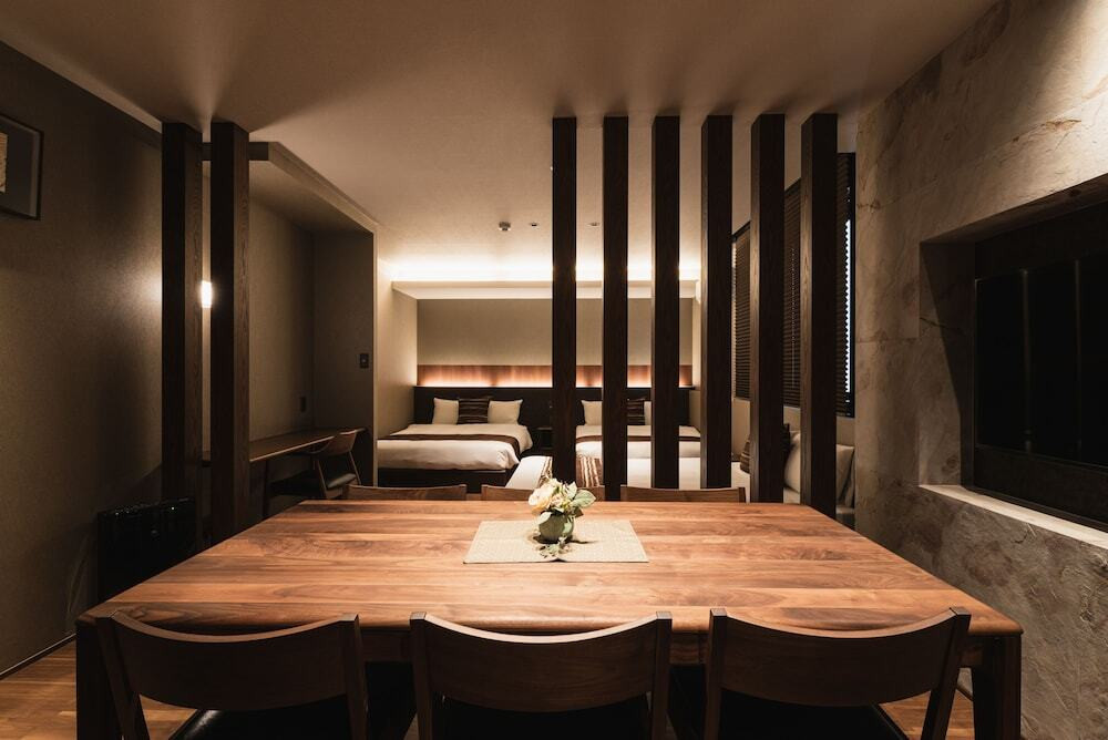 客室内のダイニングエリア