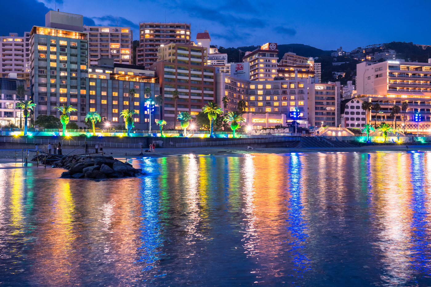 《静岡県》熱海サンビーチの夜景・リゾート地の風景