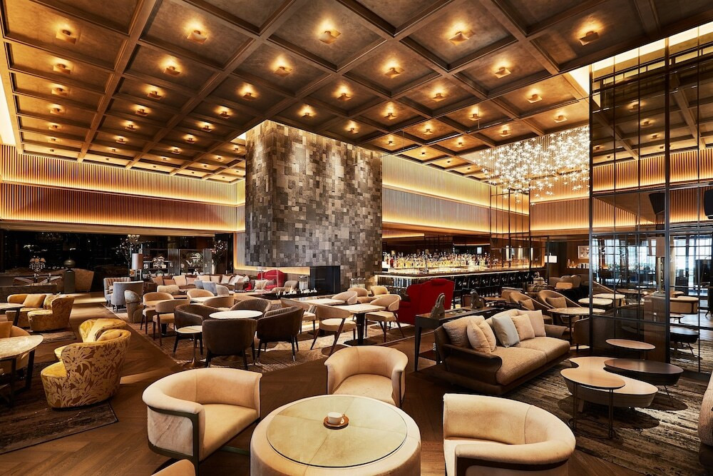 潮風感じるテラスバーで優雅な気分に浸る4009566