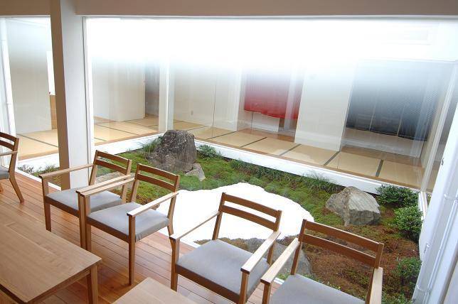 ロビー横の箱庭 / 3