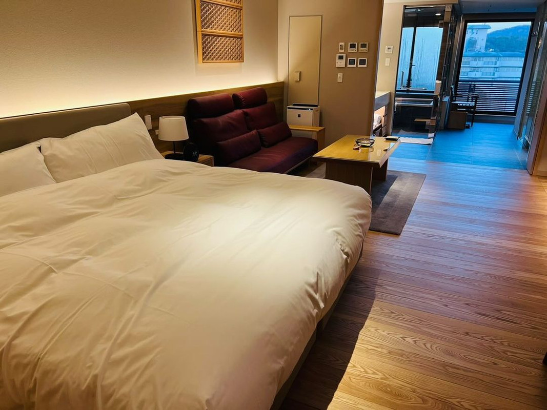 東館の客室一例。換気、照明、テレビ、Bluetoothスピーカー、床暖房など高機能な設備が充実しており、快適に寛げる。アルコールを含め、冷蔵庫のドリンクを無料で楽しめるのも嬉しい / 1